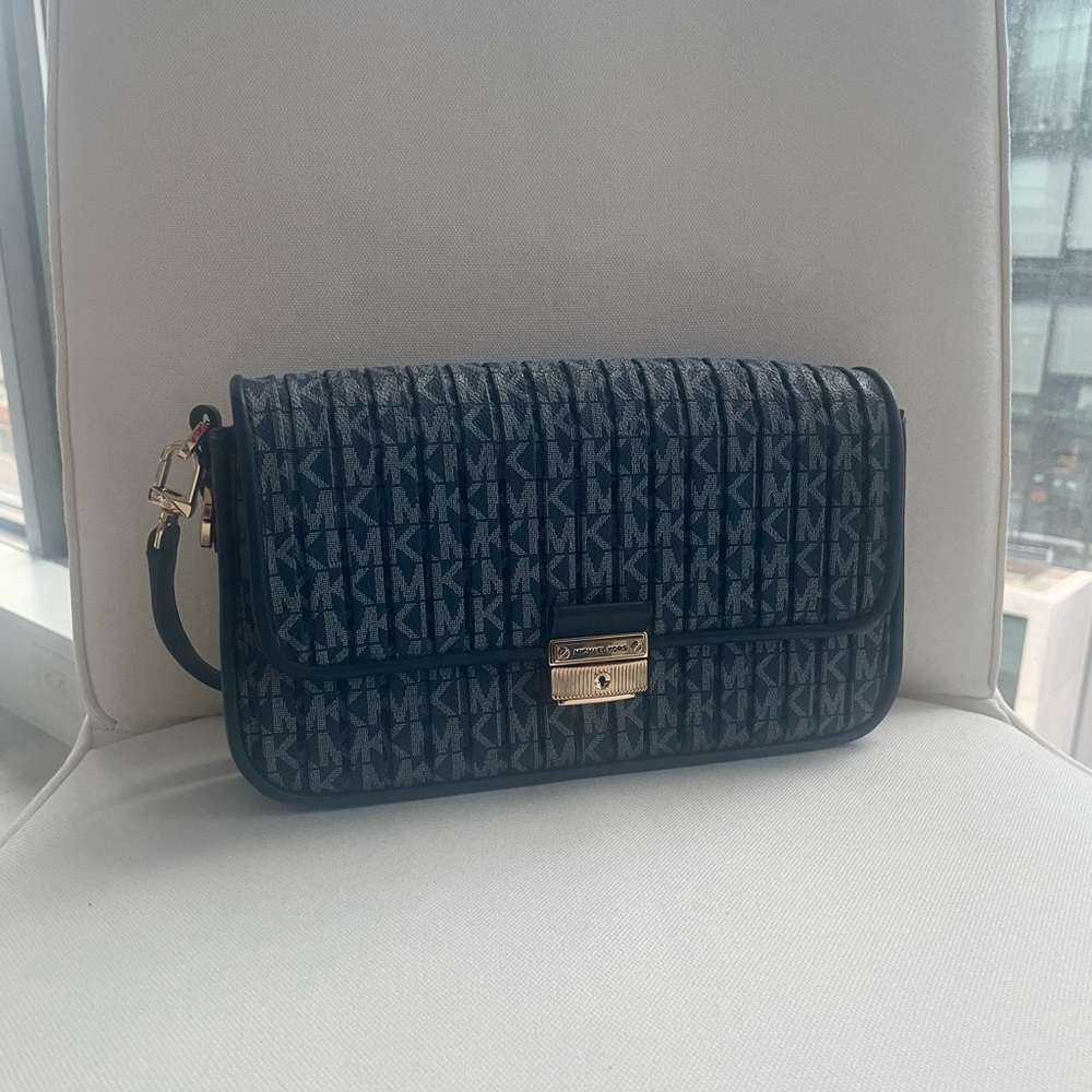 💙Michael Kors Navy Blue Monogram Purse